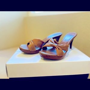 Cathy Jean coffee color leather heals. Great condition